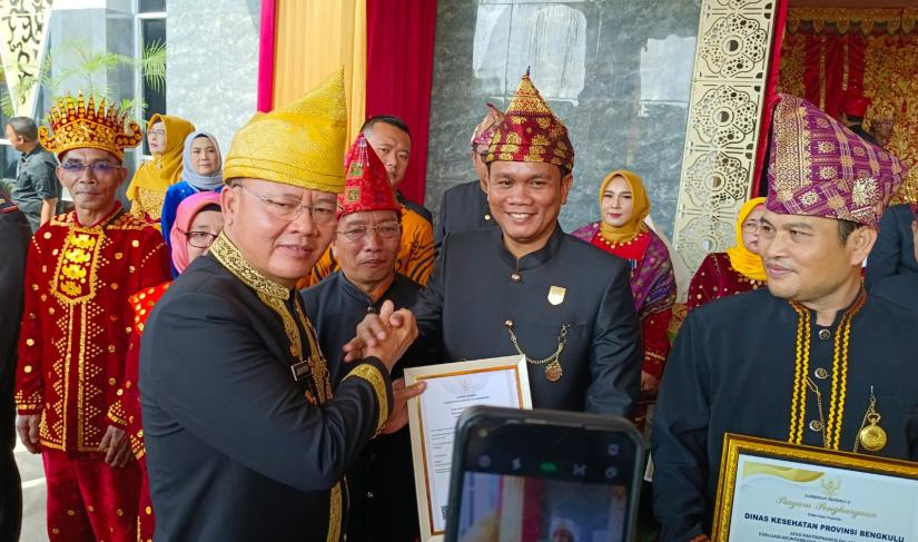 Piagam penghargaan yang diserahkan oleh Gubernur Bengkulu Rohidin Mersyah saat Upacara HUT ke-55 Provinsi Bengkulu, Sabtu, 18 November 2023.