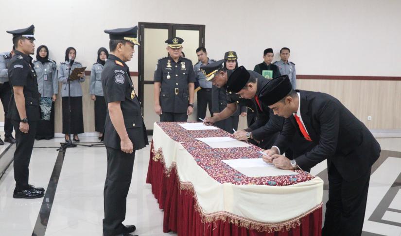 Kakanwil Kemenkumham Santosa Lantik Pejabat Administrasi, PPNS Provinsi Bengkulu, dan MPDN Semakuteng.