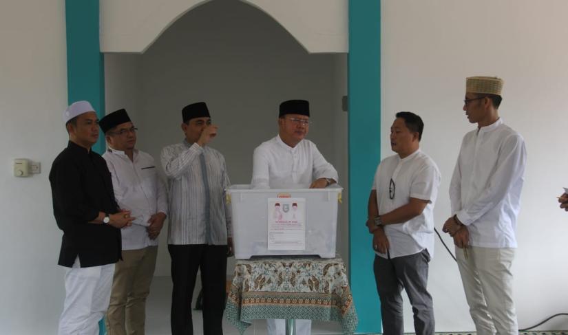 Tampak Gubernur Rohidin saat Mengambil Undian THR