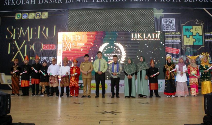 acara Milad SDIT Iqro’ Kota Bengkulu Sekaligus Lauching LIKLADI 1000 Karya, Winaqur, Wisuda Qur’an dalam Rangka SEMERU EXPO ke-24 Tahun 2023, di Gedung Balai Buntar Bengkulu, Selasa (16/5).