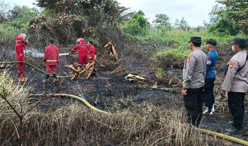 Polisi Bantu Padamkan Titik Api di Muara Bangkahulu,Disebabkan Oleh Pembakaran Sampah