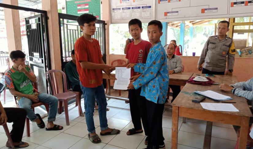 Polsek Pino Polres Bengkulu Selatan Polda Bengkulu melaksanakan Problem Solving penyelesaian permasalahan perkelahian antar remaja di Balai Desa Sebilo Kecamatan Pino Kabupaten Bengkulu Selatan, Kamis lalu (15/09/23) .