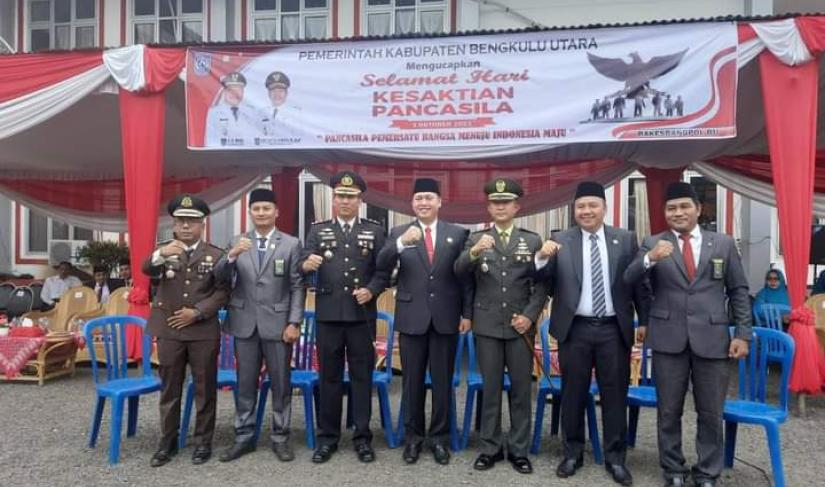 Wakil Ketua II DPRD BU Hadir Gelar Upacara Peringati Hari Kesaktian Pancasila di halaman kantor Bupati BU