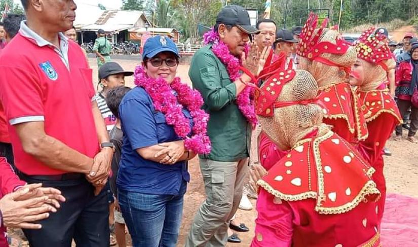 Ketua DPRD BU Bersama bupati BU menyerahkan bantuan intervensi kerawanan pangan di kec pinang raya 