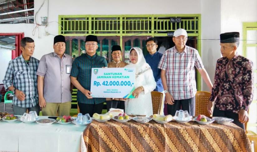 Gubernur Bengkulu Salurkan Santunan Kematian kepada TKSK di Kedurang.