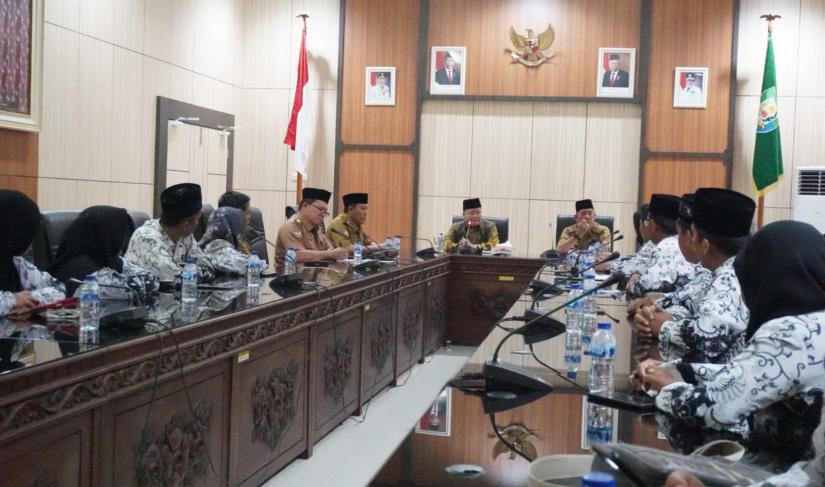 Dokumentasi Gubernur Bengkulu saat audiensi dengan PGRI Mukomuko, bertempat di Ruang Rapat Lantai III Kantor Gubernur Bengkulu, pada Senin (23/10/2023).