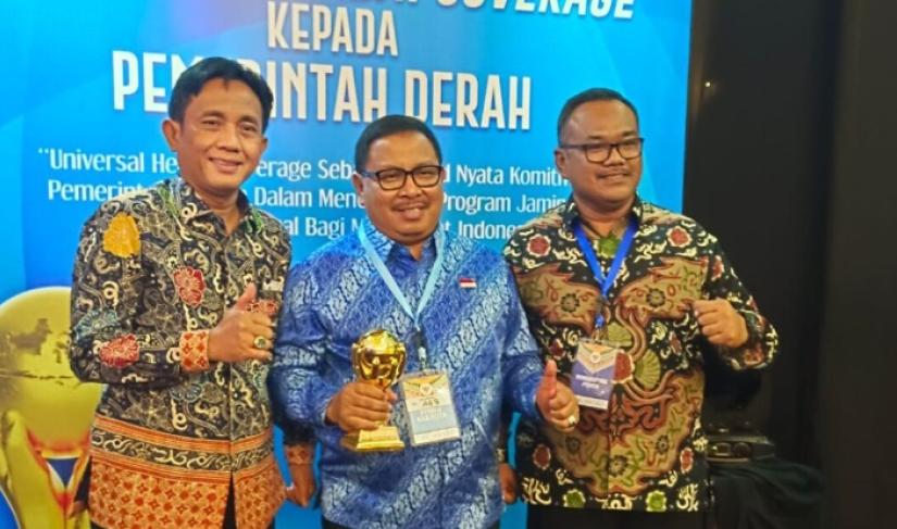 Arif Gunadi, Sekretaris Daerah Kota Bengkulu, Menerima Penghargaan Universal Health Coverage dari BPJS RI, Selasa (14/3/2023) foto: Mc Kota)