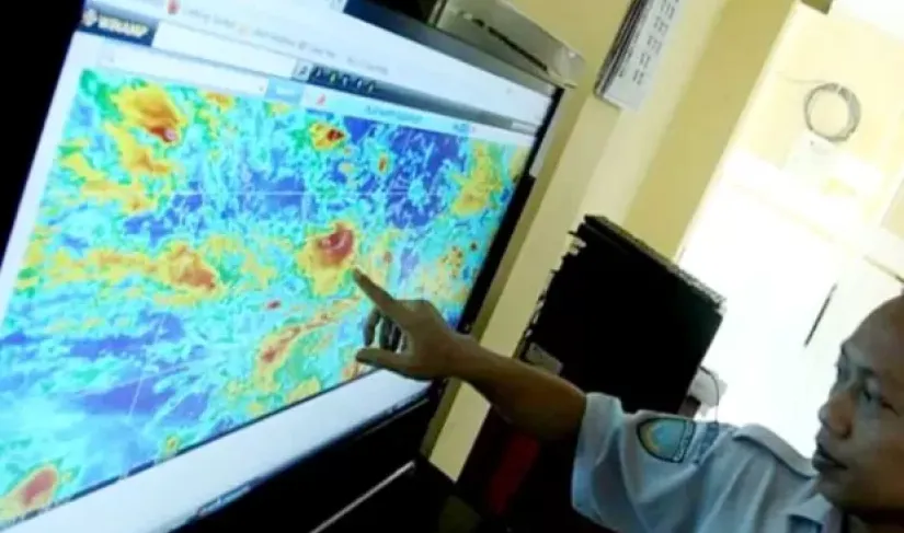 Petugas BMKG menunjukkan wilayah rawan bencana saat musim hujan.