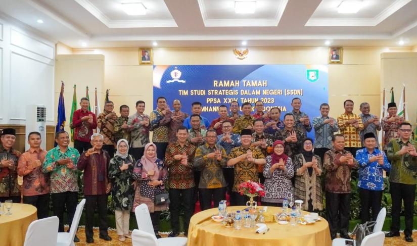 Tim Studi Strategis Dalam Negeri (SSDN), PPSA XXIV Tahun 2023 Lemhannas Republik Indonesia saat Ramah Tamah bersama Gubernur Bengkulu Rohidin Mersyah dan Forkopimda di Balai Raya Semarak Bengkulu, Kamis, 13/07/2023.