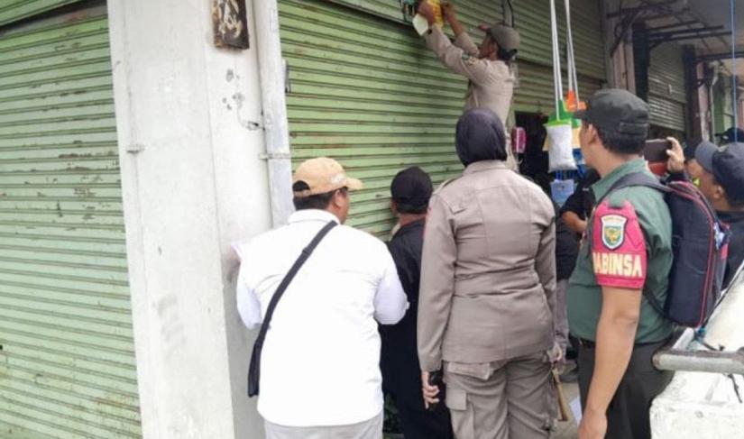 Proses penyegelan kios yang menunggak pembayaran sewa oleh tim gabungan Pemkab Rejang Lebong, Kamis, (14/9/2023). HO-Diperindagkop dan UKM Rejang Lebong