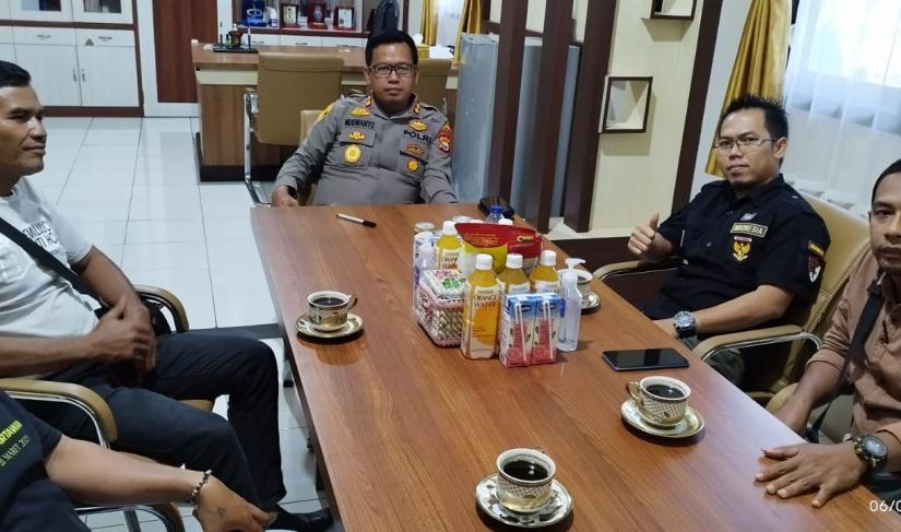 Pertemuan Kapolres, Media dan LSM di ruang kerja Kapolres Mukomuko, berdiskusi soal penanganan kasus pencurian sawit, premanisme dan keamanan dan ketertiban jelang pemilu 2024, Kamis 6/7/2023