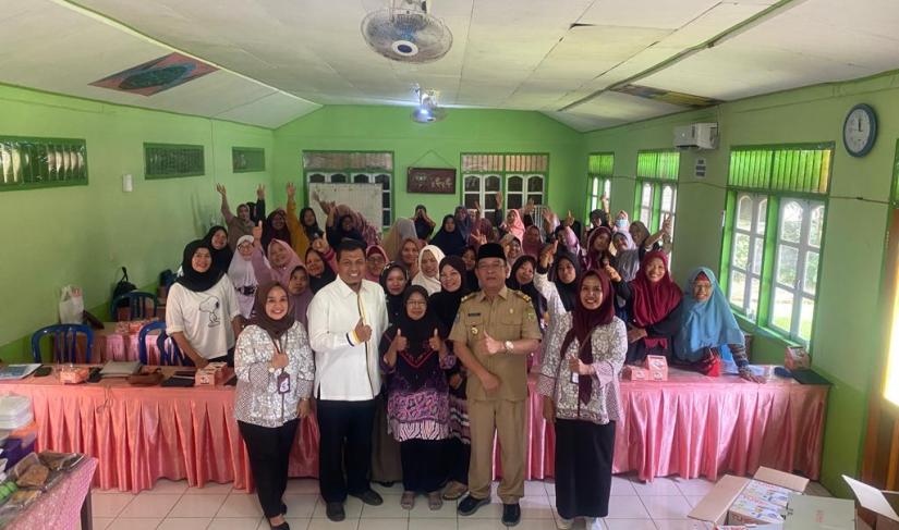 Sujono Foto Bersama Usai Pelatihan UMKM Bersama Ibu ibu Bertempat disalah satu aula hotel kota argamakmur, selasa pagi (1/8/23)