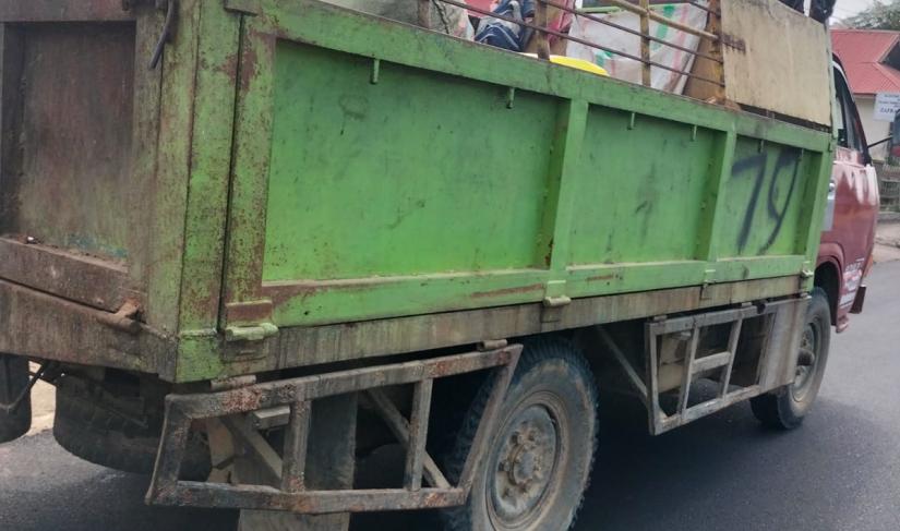 Tampak Truk Bumdes Saat Mengantri Solar