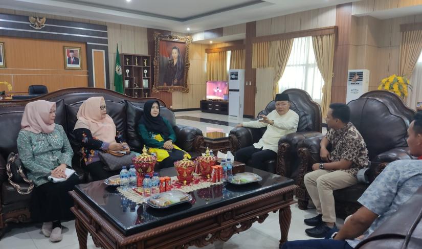 Gubernur Rohidin usai melakukan audiensi bersama PT. Pertamina Patra Niaga Sales Area Retail Bengkulu di Ruang Kerja Gubernur, Jumat (4/8/2023).