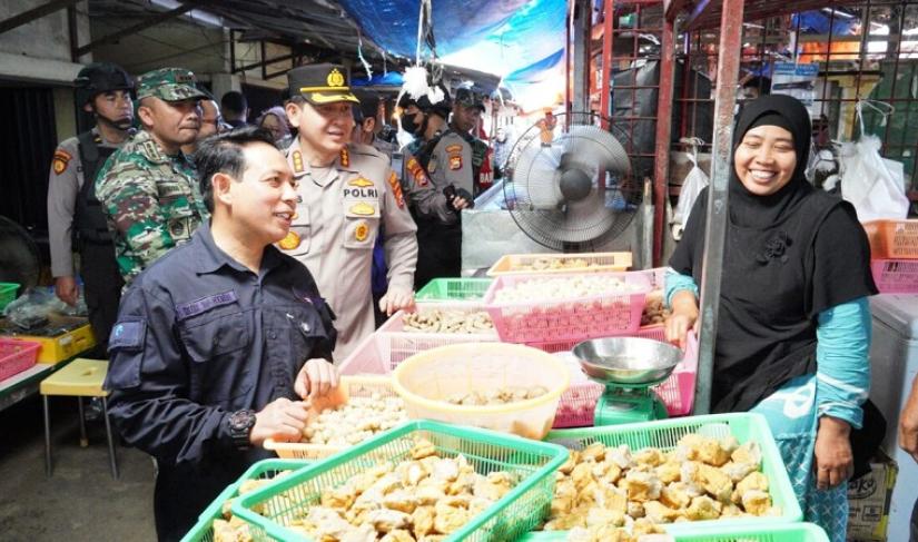  Wakil Walikota Bengkulu Dedy Wahyudi bersama Kapolri, Panglima TNI, Kapolresta Bengkulu Kombes. Pol. Aris, dan Dandim 0407/Bengkulu Letkol (kav) Widodo Pujianto yang meninjau kegiatan peribadatan umat Kristiani menjelang hari raya Paskah di gereja-gereja, pada Jumat (7/4/23).