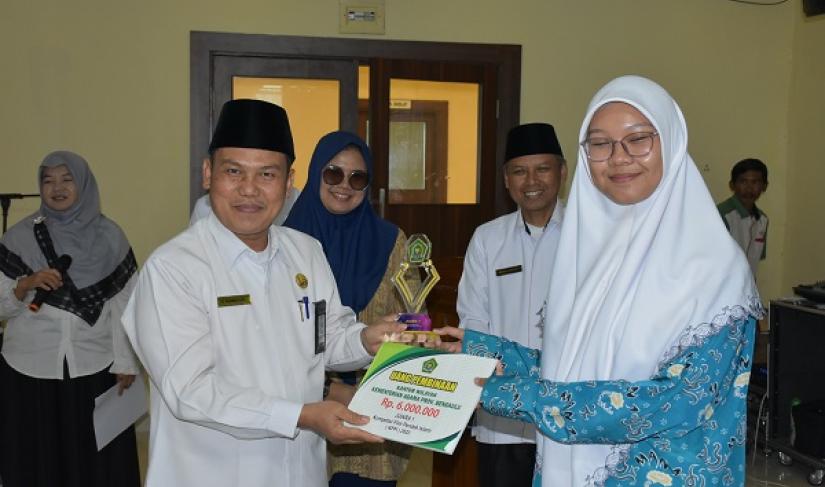 Penyerahan penghargaan kepada juara Kompetisi Film Pendek Islami 