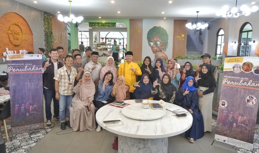 Gubernur Rohidin Mersyah mengapresiasi terbitnya buku ‘Membangun Jalan Perubahan: Kumpulan Otobiografi Perempuan Pelestari Hutan Larangan’, Selasa (18/04/2023).