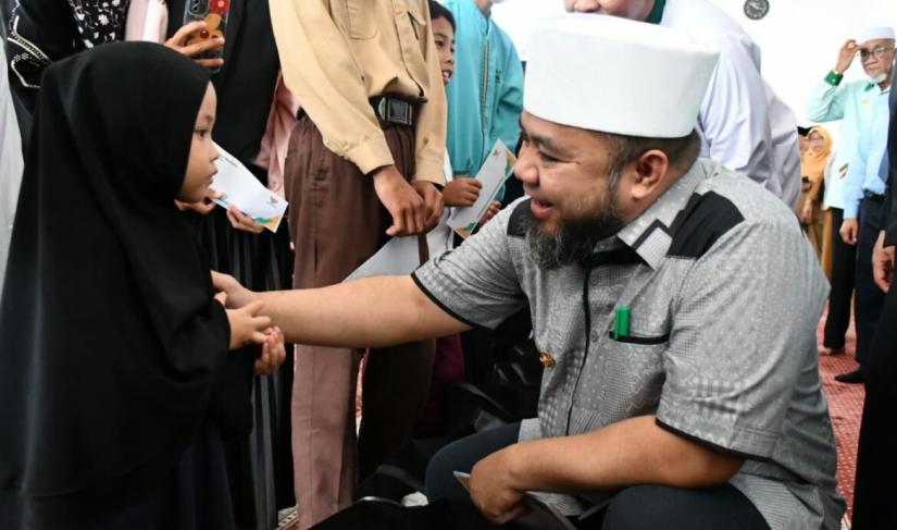 Walikota Bengkulu Helmi Hasan saat Bersama Anak Yatim Kota Bengkulu
