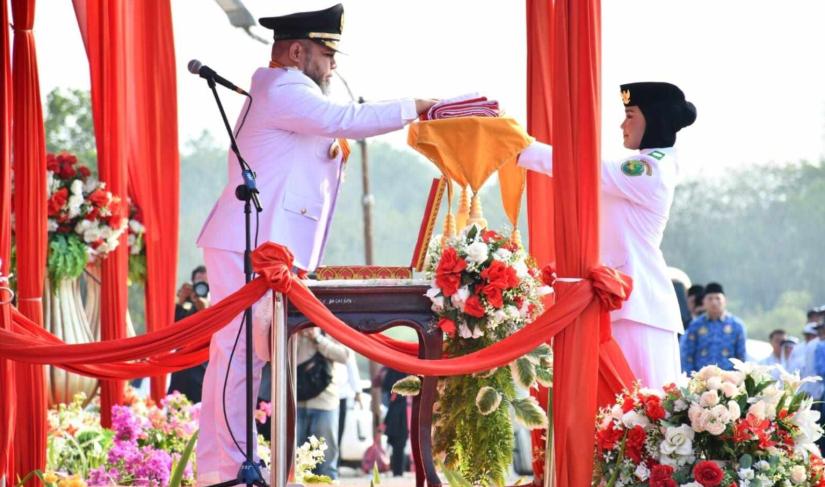 Walikota Helmi Hasan saat terima Bendera Merah Putih Upacara HUT RI Ke 78 DI kota Merah Putih