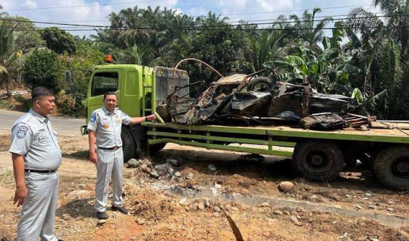 Proses evakuasi mobil Lakalantas maut di lintas Mukomuko.