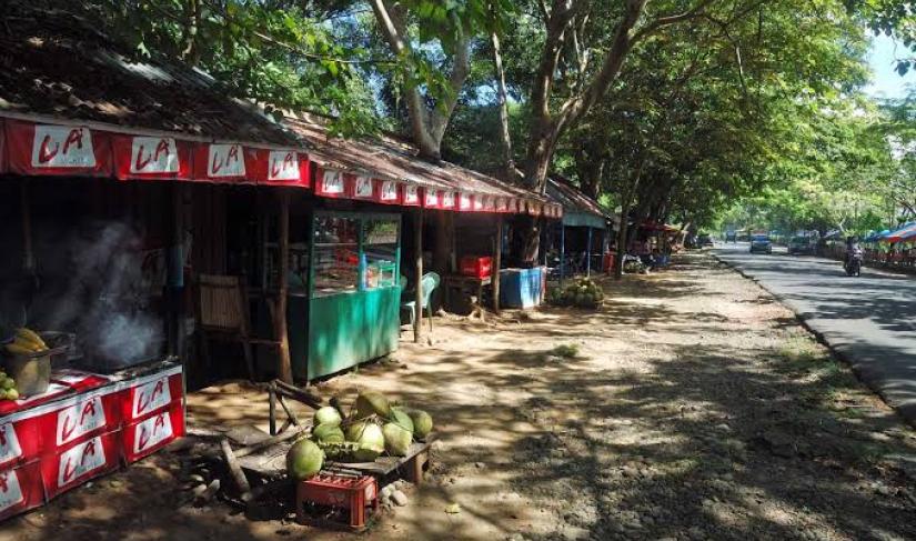 Kawasan pedagang Danau Dendam Tak Sudah.