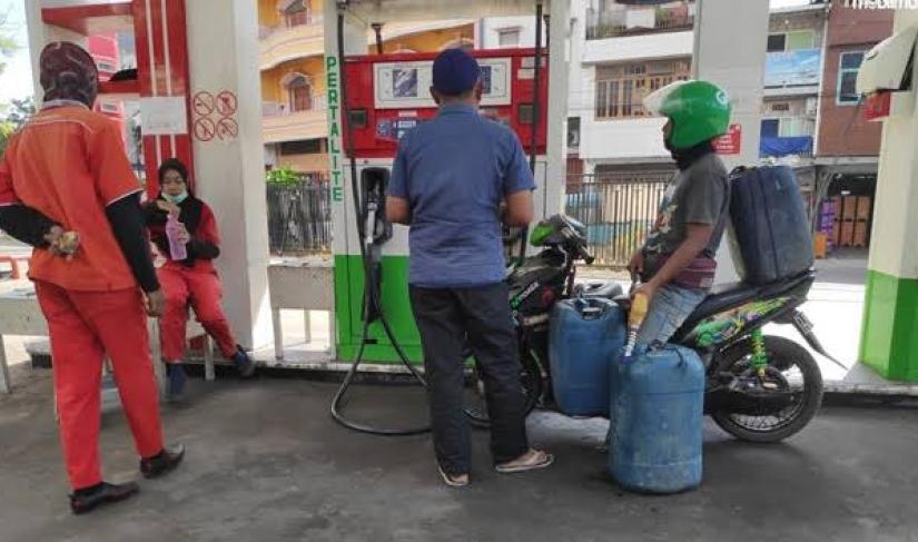 Ilustrasi pengisian BBM menggunakan Jerigen.