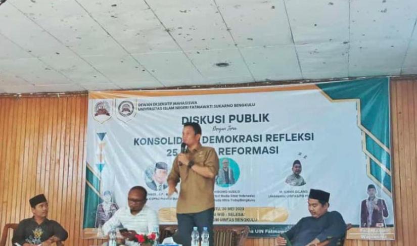 Jonaidi, saat menjadi narasumber Dialog Publik Konsolidasi Demokrasi, Refleksi 25 Tahun Reformasi yang digelar oleh Dewan Eksekutif Mahasiswa (Dema) Universitas Islam Negeri (UIN) Fatmawati Sukarno Bengkulu, di Auditorium UIN Fatmawati Sukarno Bengkulu, Sabtu (20/5/2023).