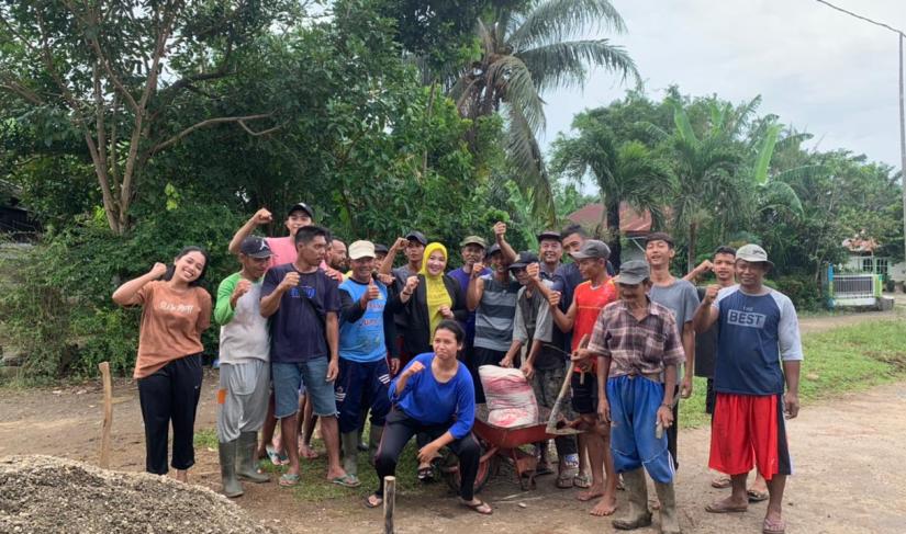  Mega Sulastri S.Sos membantu generasi muda Desa Padang Rambun dalam membangun sarana dan prasarana lapangan voli karena dengan berolahraga generasi muda terhindar dari kegiatan yang tidak bermanfaat.