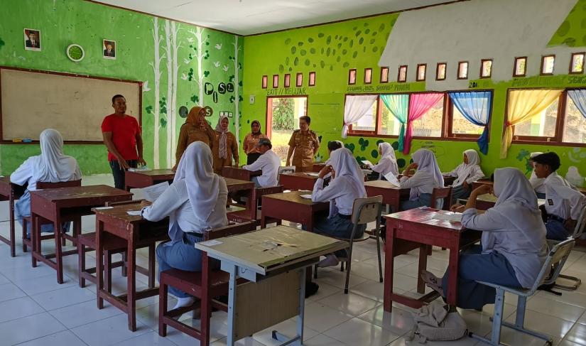 Proses belajar mengajar di salah satu sekolah di Mukomuko.