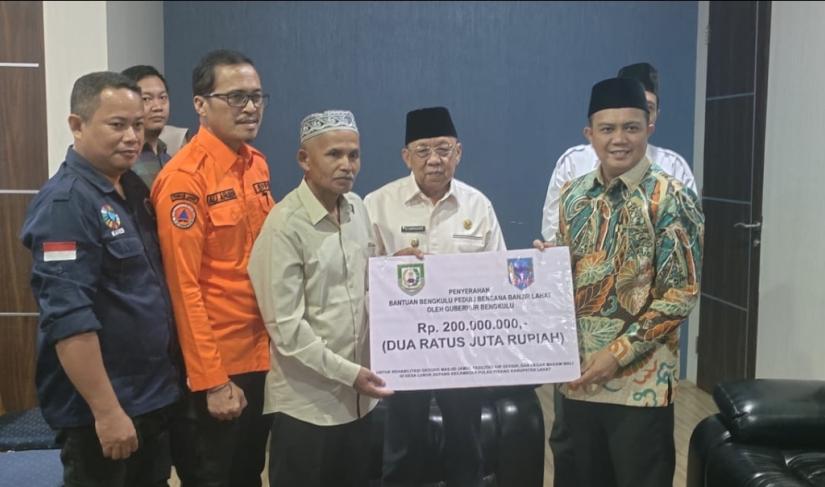 Penyerahan bantuan sosial.