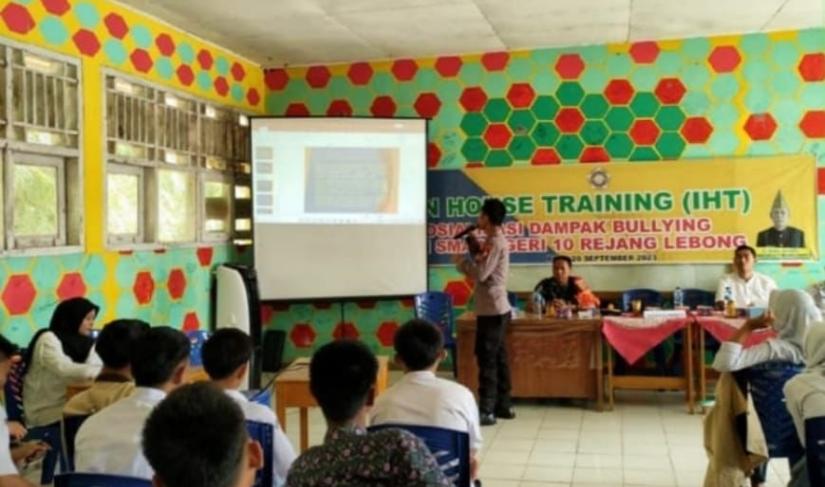 sosialisasi Pembulian (Bullying) dan Kekerasan di sekolah SMAN 10 Rejang Lebong Kecamatan Kota Padang,