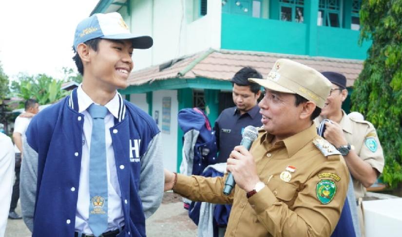 Wawali Bengkulu Berikan KTP dan Jaket Istimewa  Kepada Siswa SMKN 01 Kota  Dalam kegiatan pelaksanaan upacara bendera yang digelar di SMKN 01 Kota Bengkulu pada Senin (6/3) (foto: Mc Kota)Bengkulu