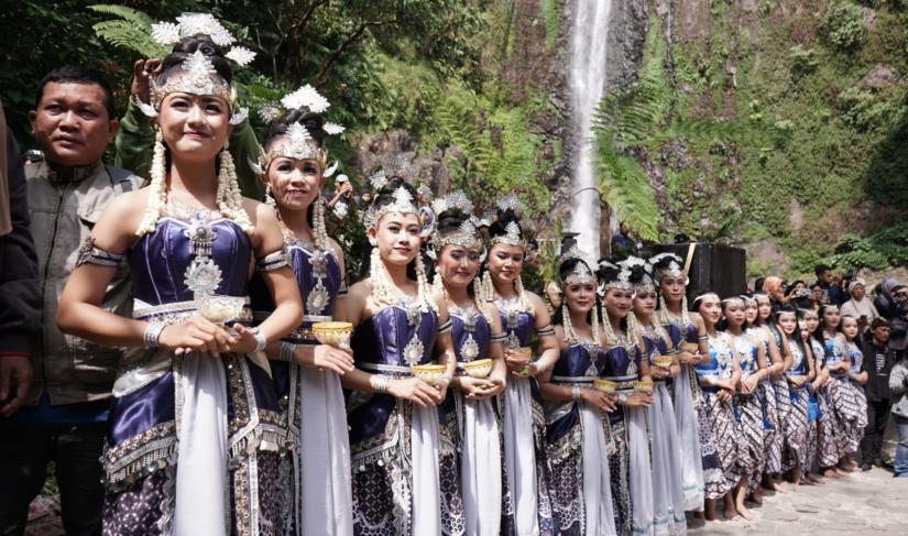 Tradisi Siraman Air Terjun Sedudo, Kamis (3/8/2023).