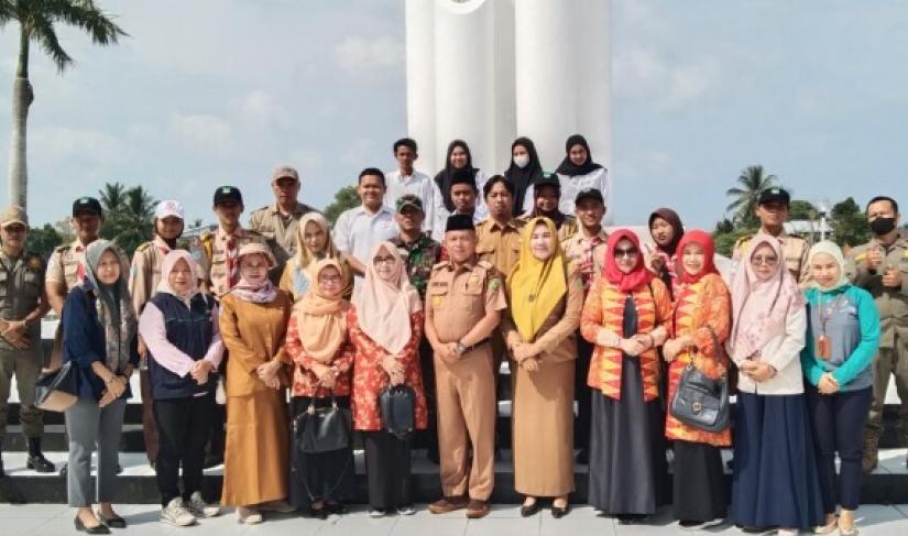 Pemkot Bengkulu Ziarah ke Makam Mantan Walikota dalam Rangka Hari Jadi ke-304 Kota Bengkulu, Senin (13/3) (foto: mc Kota)