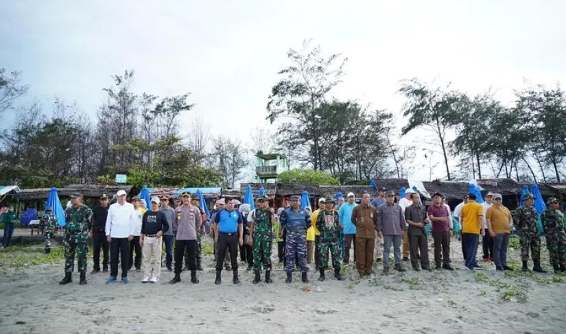 Kodam II/Sriwijaya Rayakan HUT ke-78 dengan Karya Bhakti Pembersihan Pantai Panjang Bengkulu.