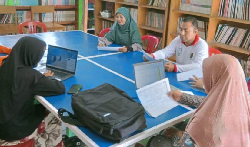 Kepala MIN 4 lakukan rapat bersama tim yang diketuai oleh Budi Irawan, S.Pd.I untuk mempersiapkan segala berkas yang dibutuhkan dalam pengusulan penyelenggaraan madrasah inklusi yang dilaksanakan di ruang perpustakaan MIN 4.