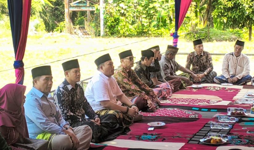 Bupati Seluma melaksanakan kegiatan Sapa Warga dan doa bersama yang rutin diadakan setiap dua tahun sekali, di lapangan bola kaki Desa Lunjuk pada Minggu (23/6/2024).