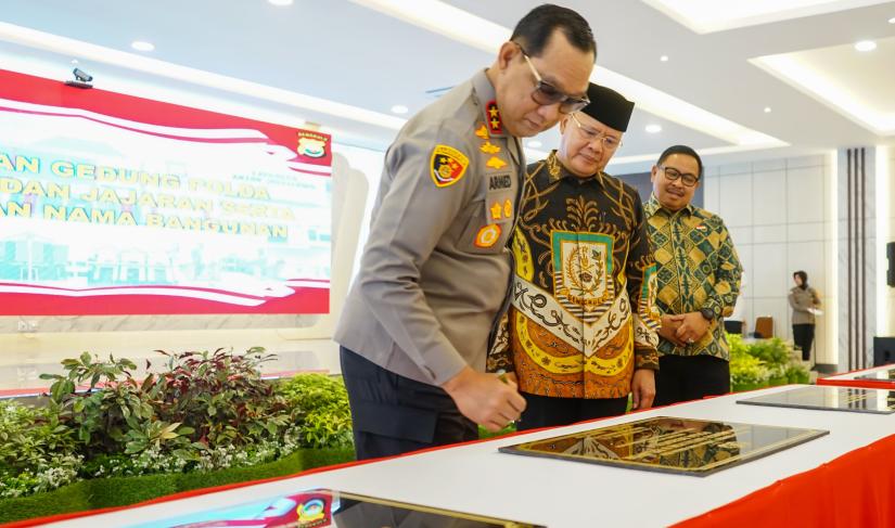 saat penanda tanganan peresmian gedung oleh Gubernur dan Kapolda Bengkulu 