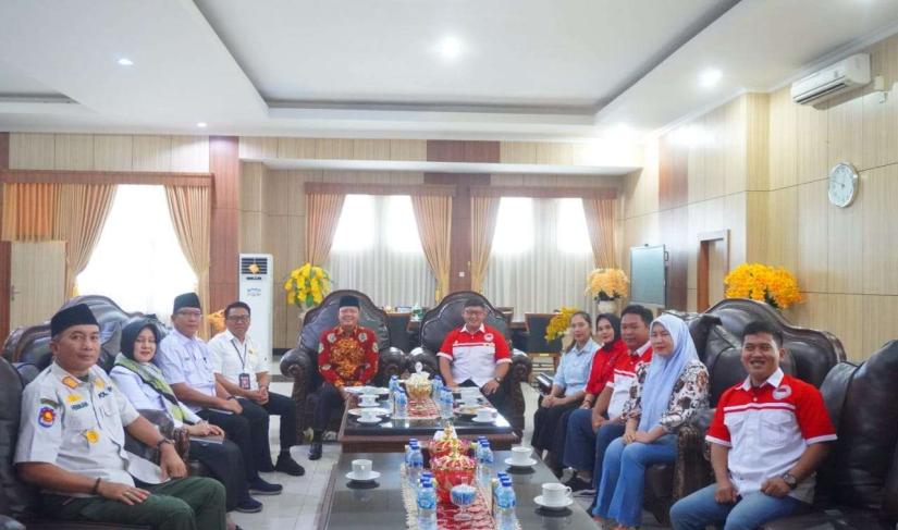 Pengusaha Pertashop yang tergabung dalam Himpunan Pertashop Merah Putih Indonesia (HPMPI) beraudiensi dengan Gubernur Bengkulu, Rohidin Mersyah, di ruang kerja Gubernur, pada Rabu (22/5/24).