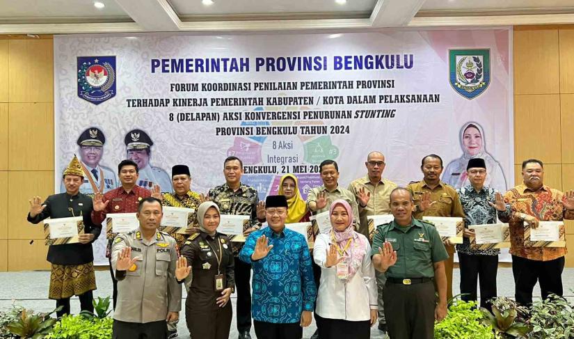 Penyerahan piagam penghargaan langsung dilakukan Tim Percepatan Penurunan Stunting (TPPS) Provinsi Bengkulu di Grage Hotel Bengkulu, Kota Bengkulu, Selasa 21 Mei 2024.