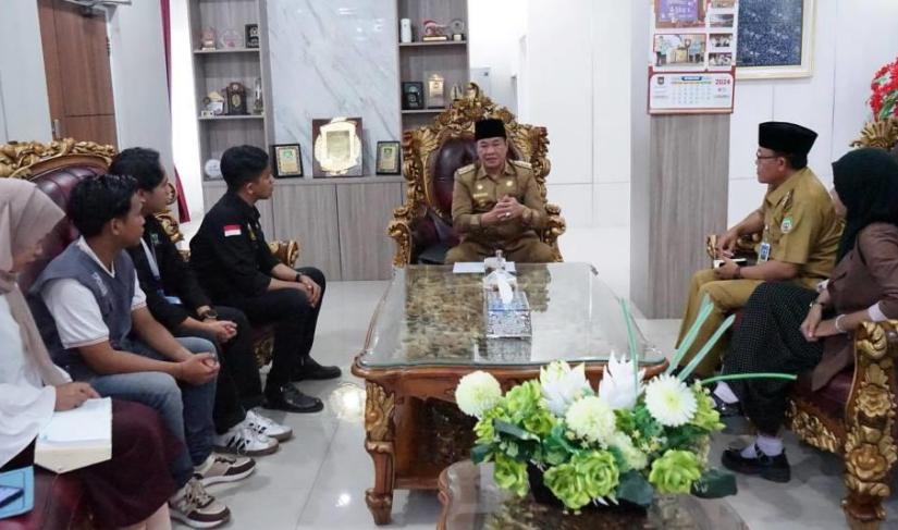 Plt Gubernur Bengkulu, Rosjonsyah, bersama Kepala Dinas Pendidikan dan Kebudayaan (Disdikbud) Provinsi Bengkulu, Saidirman, menerima audiensi perwakilan Onschool Indonesia Bengkulu di ruang kerjanya pada Selasa (22/10/2024). 