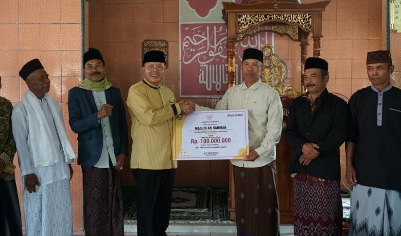 Gubernur Rohidin Mersyah menjadi Khatib Shalat Jumat di Masjid Ar Rahman Desa Bandung Baru, Kecamatan Kabawetan, Kabupaten Kepahiang, Jumat(22/3).