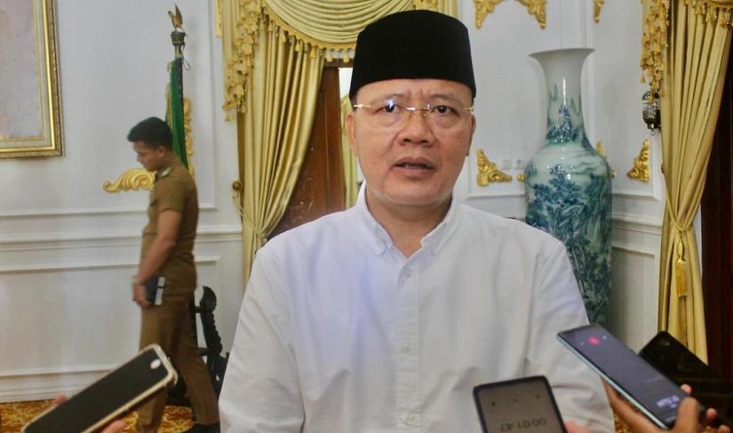 Gubernur Rohidin Mesyah saat diwawancarai.