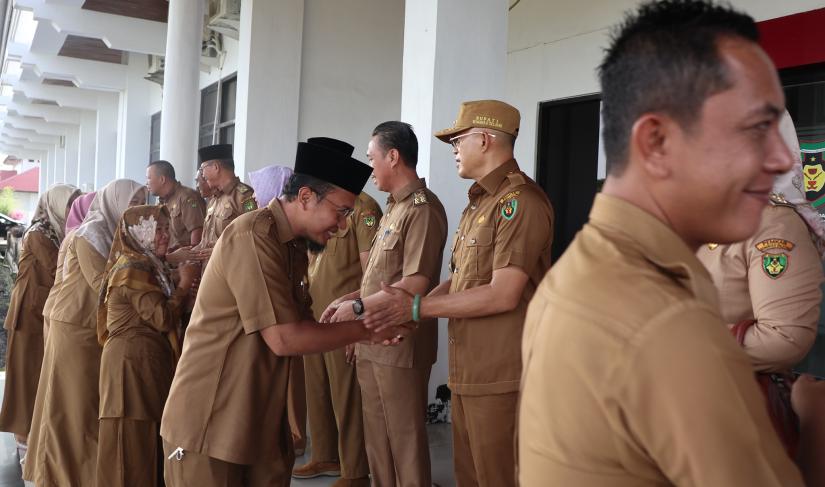 Bupati Gusnan Mulyadi halal bihalal dengan seluruh karyawan dan karyawati Sekretariat Daerah.