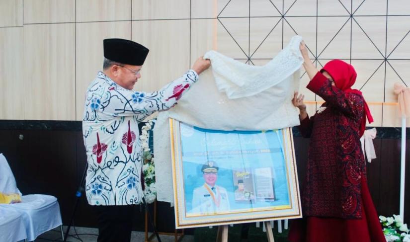 Buku Bengkulu Hebat karangan Gubernur Lulusan terbaik Universitas Gajah Mada (UGM) Prof. Dr. drh. H. Rohidin Mersyah, MMA segera didaftarkan di Perpustakaan Digital Nasional (iPusnas). (Foto:dok/Ist)