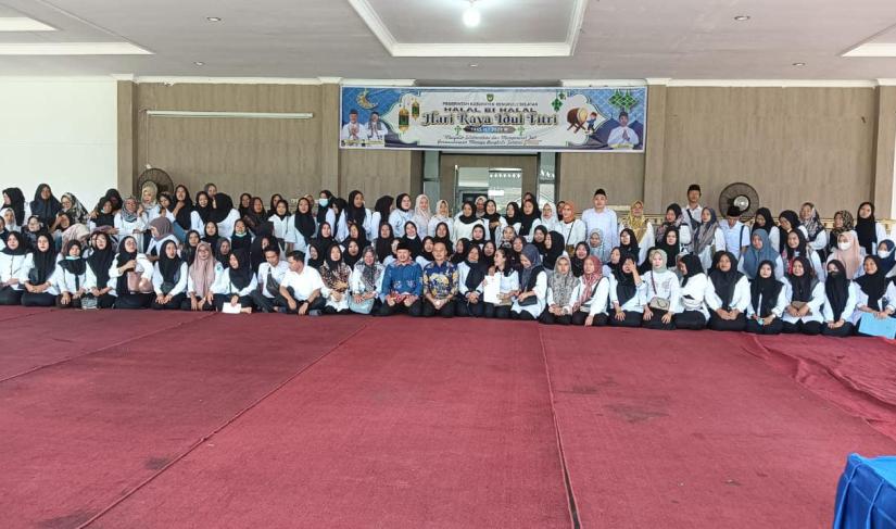 Bupati Bengkulu Selatan foto bersama Tenaga Kesehatan Desa.