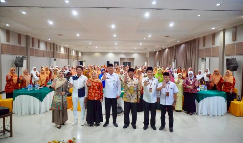 Sekretaris Daerah Isnan Fajri, hadir dan membuka acara Sosialisasi Peningkatan Kapasitas dan Kualitas Pendidikan Perempuan di kawasan Jl. Pariwisata Kota Bengkulu, pada hari Rabu (8/5).