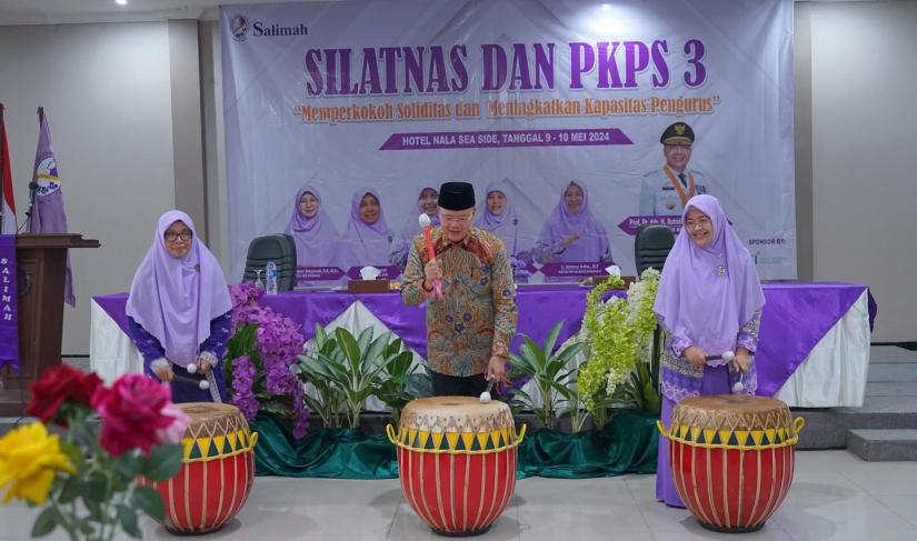 Gubernur Bengkulu, Rohidin Mersyah, membuka acara Silaturahmi Nasional (Silatnas) dan Pelatihan Kepemimpinan Pengurus Salimah (PKPS) ke-3 di Aula Hotel Nala Sea Side, Kamis sore (9/5/2024). 