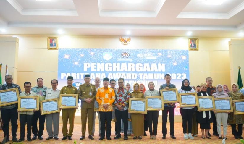 Gubernur Bengkulu Rohidin Mersyah berfoto bersama pada acara penyerahan Paritrana Award di Balai Semarak, Selasa (14/5/2024).