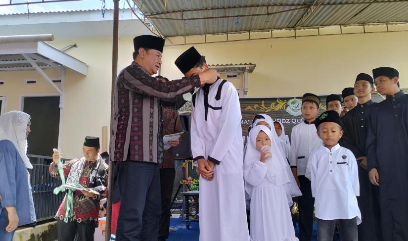 Wakil Gubernur Bengkulu, Rosjonsyah, menutup Program Karantina Tahfidz Qur'an dan melakukan Peletakan Batu Pertama Pembangunan Gedung Sekolah Ma'had Tahfidz Qur'an Ibnu Abbas di Dusun III Desa Bandung Marga, Kecamatan Bermani Ulu Raya, Kabupaten Rejang Lebong, Minggu (19/5/2024).